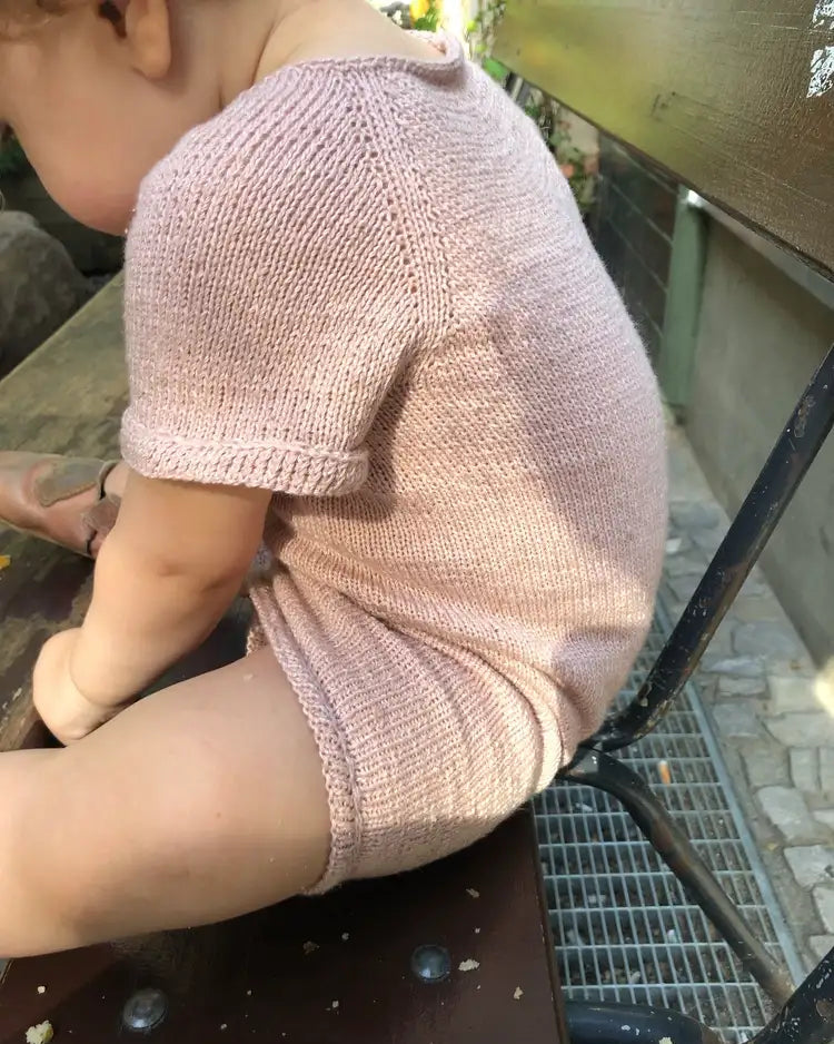 Produktfoto: Sylvie's Summer Suit, Strickanleitung für einen Sommer Babystrampler in Raglan von oben
