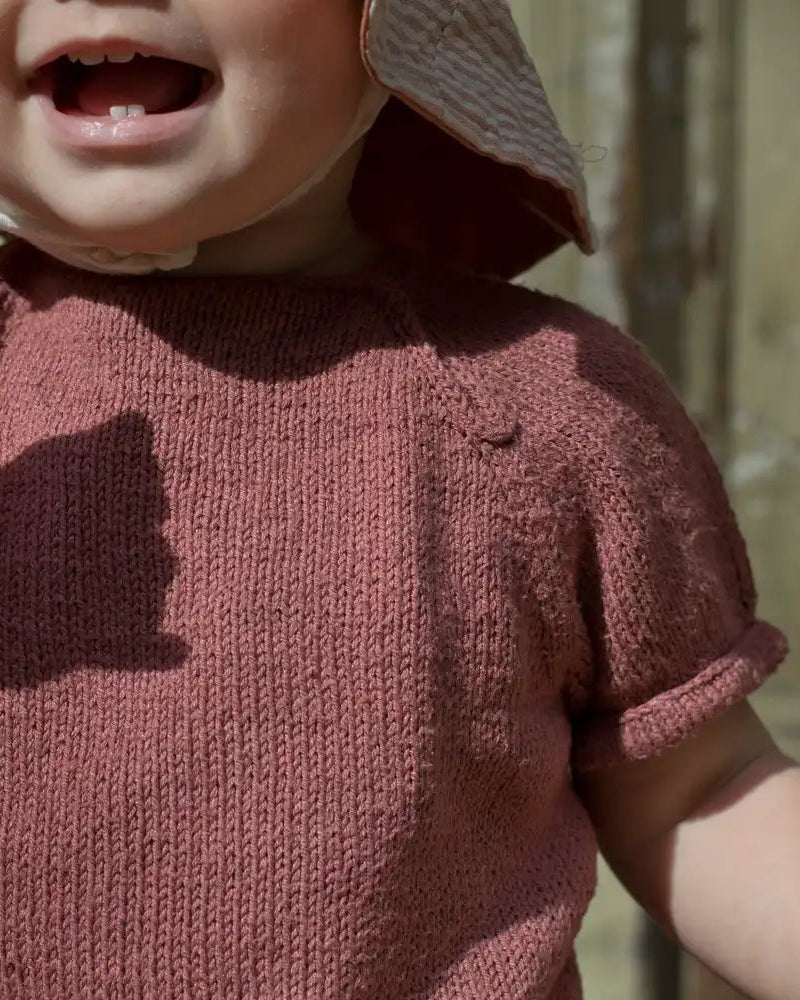 Produktfoto: Sylvie's Summer Suit, Strickanleitung für einen Sommer Babystrampler in Raglan von oben