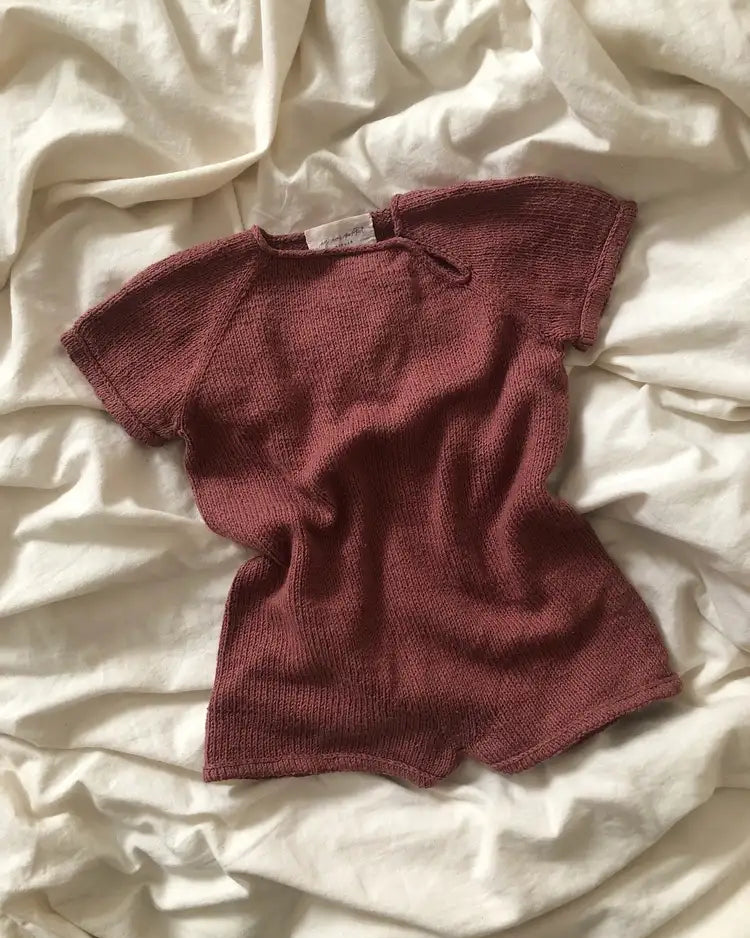 Produktfoto: Sylvie's Summer Suit, Strickanleitung für einen Sommer Babystrampler in Raglan von oben