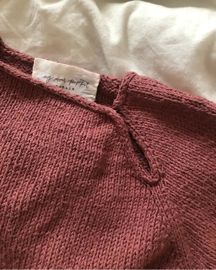 Produktfoto: Sylvie's Summer Suit, Strickanleitung für einen Sommer Babystrampler in Raglan von oben