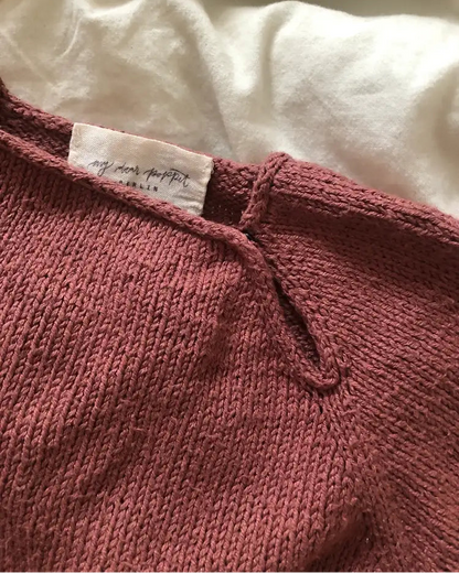 Produktfoto: Sylvie's Summer Suit, Strickanleitung für einen Sommer Babystrampler in Raglan von oben