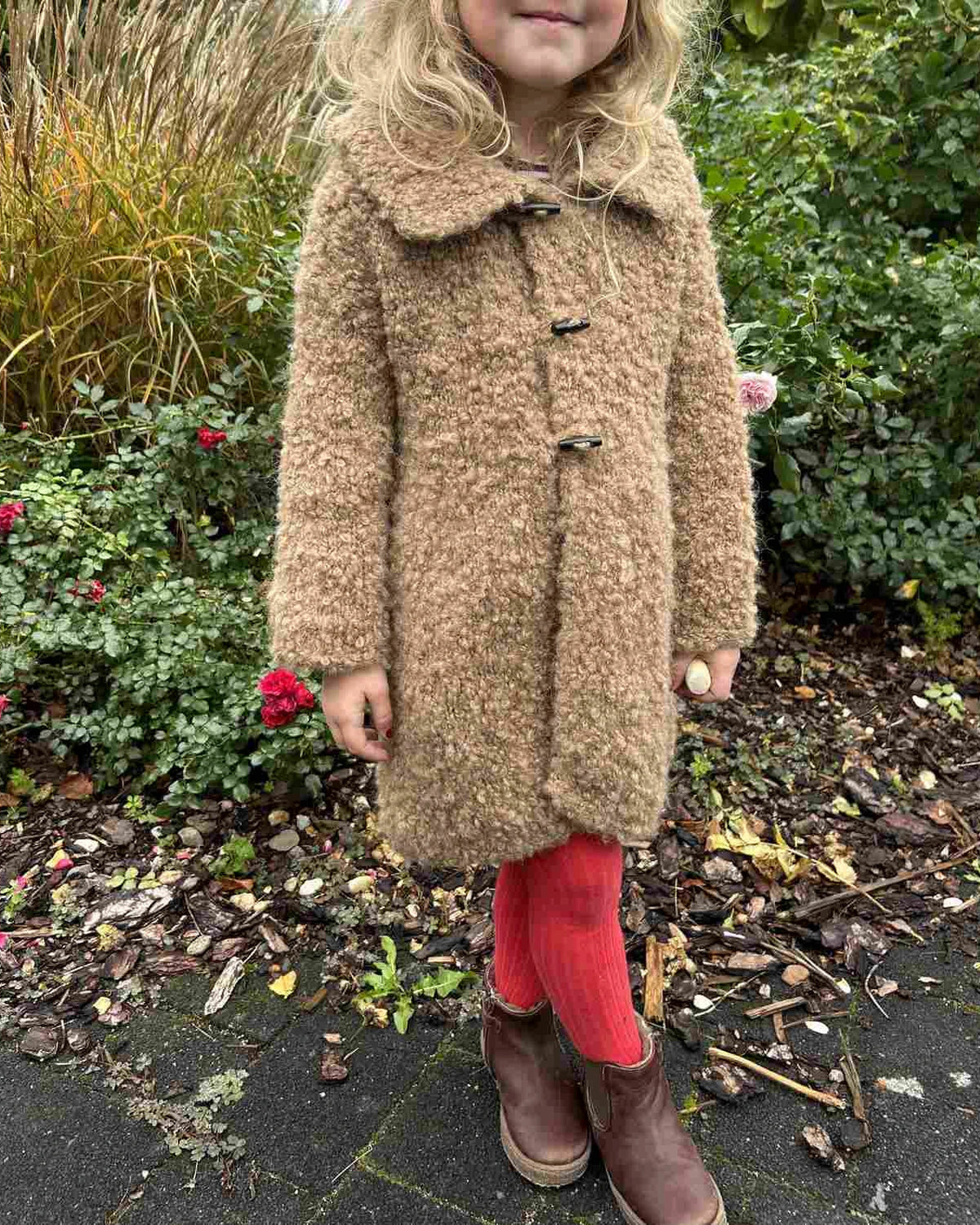 Teddy Coat für Kinder Strickanleitung aus Bouclé Garn
