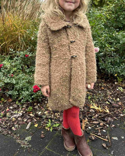 Teddy Coat für Kinder Strickanleitung aus Bouclé Garn
