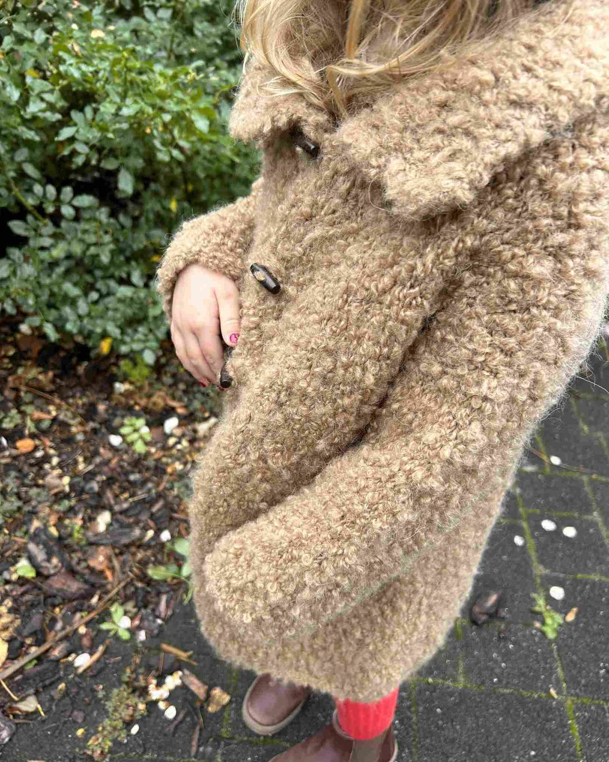 Teddy Coat für Kinder Strickanleitung aus Bouclé Garn