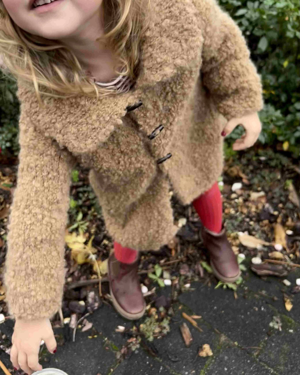 Teddy Coat Strickanleitung für Kinder aus Bouclé Garn