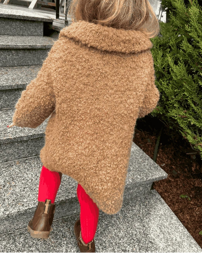 Teddy Coat Strickanleitung für Kinder aus Bouclé Garn